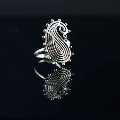 Stunning and unique, paisley ring with a hanging pearl